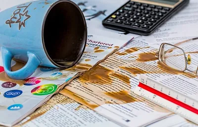 Ilustración vibrante de automatización financiera con billetes volando y diseño limpio de interfaz